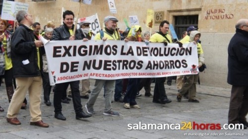 Manifestación contra Banco Ceiss al grito de "políticos y banqueros, ratas del mismo agujero"