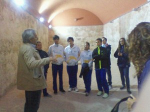 Pedro Alonso Martín, alcalde de Portillo, explicando los aljibes a algunos participantes en el campeonato escolar y universitario de España de Orientación, celebrado en Portillo.