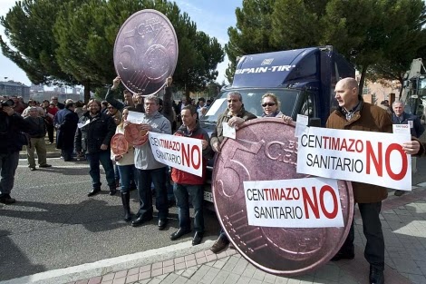 Ciudadanos protestando contra el fraude del Gobierno y el timo de las comunidades autónomas.