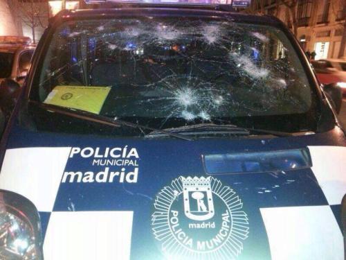 Vehículo policial atacado por indignos propios del terrorismo