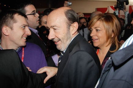 La candidata del PSOE a las europeas, Elenita Valenciano, detrás de Fredi Pérez Rubalcaba.
