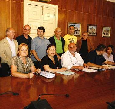 Elías Alvarez, en el centro de la imagen junto a José Coto, y el resto de grupo muncipal de PP de Mieres. Foto:NACHO ARIAS