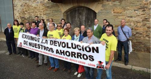Los representantes de las plataformas de Castilla y León y Asturias, ayer en Santiago Millas