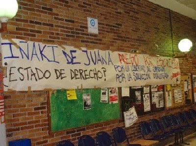 Paredes con pintadas comunistas y apoyo a terroristas en la Facultad de CC. Políticas y Sociolología de la U. Complutense de Madrid.