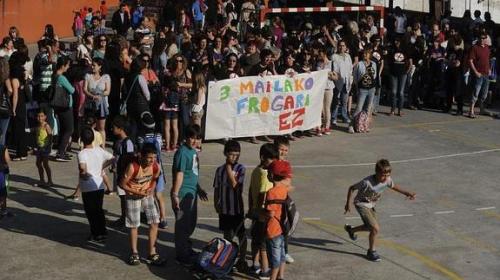 Padres, madres y alumnado protestando por la 'reválida' de 3º de Primaria.