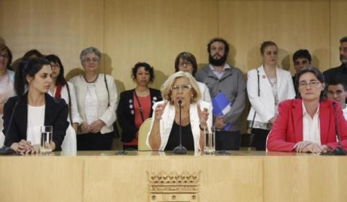 Manuela Carmena, alcaldesa de Madrid, rodeada de podemitas.