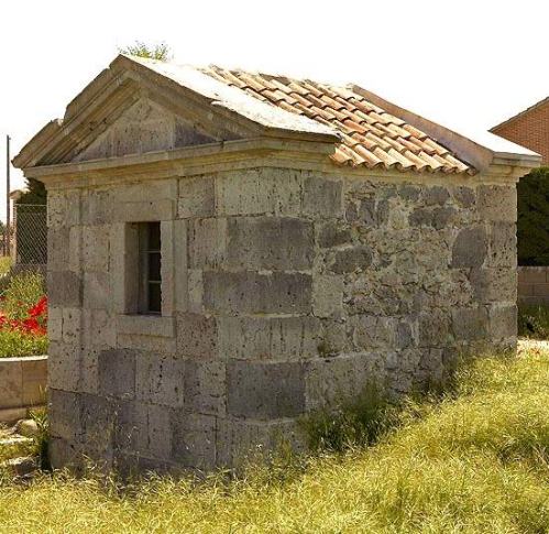 Edificio de la "Fuente Vieja", situada entre los terrenos de la piscina antigua y la carretera que va a la localidad de Iscar. Data del siglo XIX.