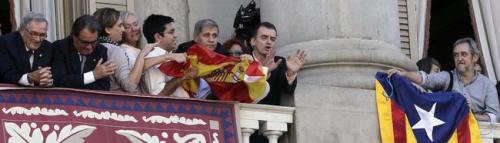 Pugna en el balcón del Ayuntamiento de Barcelona por el enfrentamiento entre la bandera nacional y el trapo independentista catalán.