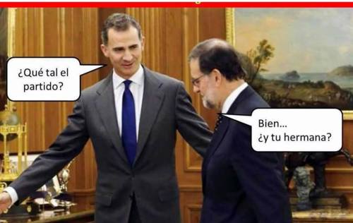 Fiel imagen de cómo Felipe VI y Mariano Rajoy se preguntan mútuamente por su respectivo ámbito de corrupción.
