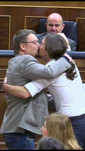 Podemitas autorridiculizándose en el Parlamente, con beso bujarrón incluido.