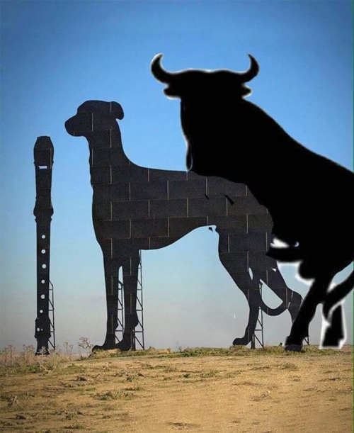 El toro, que representa a España, ha acabado por 'dar por detrás' al perro del 'imperio perroflauta'.