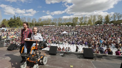 El líder de Podemos, Pablo Iglesias (i), y el secretario de Organización, Pablo Echenique, asisten a la clausura de la Fiesta de la Primavera, un encuentro de círculos de toda España, con actuaciones y actividades para toda la familia, abierto a la ciudadanía, en el parque Tierno Galván de Madrid. EFE/Javier Lizón