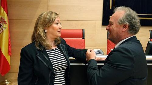 Pilar del Olmo, consejera de Economía y Hacienda, y J. F. Martín, procurador del pSOE a quien en 'Podemos' califican de "vago".