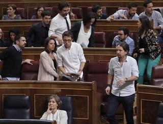 Grupo de 'Podemos' montando el acostumbrado numerito que demuestra su inmadurez, su culpabilidad y su torpeza parlamentaria.