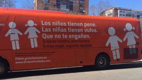 Autobús que circula por Madrid propagando una realidad natural y sin estridencias.